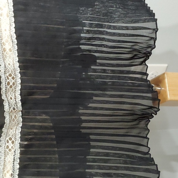 Lilly og France, slip looks vintage. Black with white lace pleated bottom Size S - Picture 3 of 7